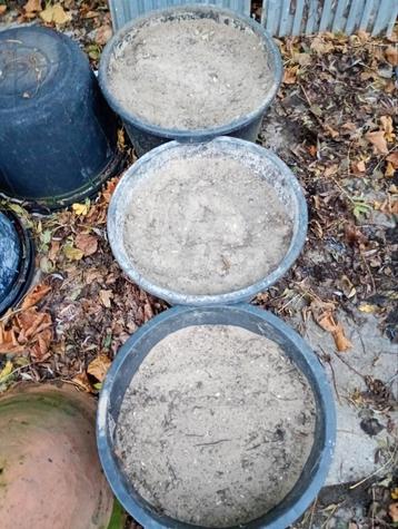 **Gratis 3 kuipen zand beschikbaar voor biedingen