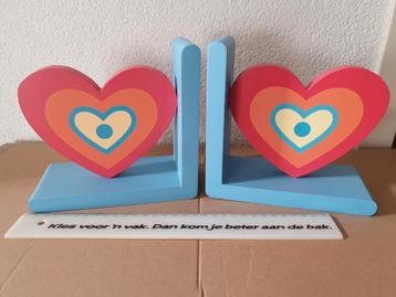 Houten Boekensteunen met Hartjes, Blauw met Roze beschikbaar voor biedingen