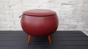 Vintage Naaipoef Skai Bordeaux Rood beschikbaar voor biedingen