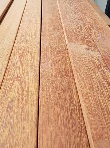 PARTIJ PRACHTIG SUCUPIRA HARDHOUT PLANKEN 21x120x4250 HARDHO beschikbaar voor biedingen