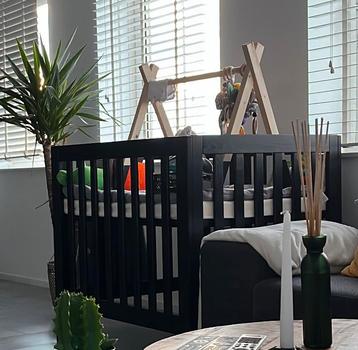 Kinder box zwart incl matras beschikbaar voor biedingen
