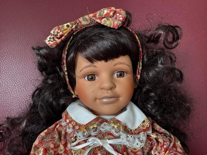 Porseleinen Pop met stoffen jurk, Verzamelen, Poppen, Ophalen of Verzenden