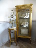 Vergulde kast met guirlandes, Ophalen