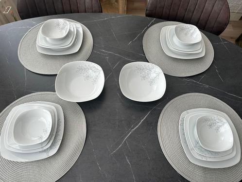 Serviesset 4 persoons 18-delig, Huis en Inrichting, Keuken | Servies, Zo goed als nieuw, Compleet servies, Keramiek, Ophalen