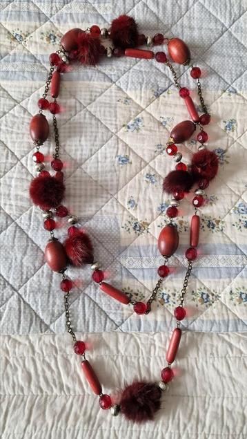 Halsketting met hout en pompons beschikbaar voor biedingen