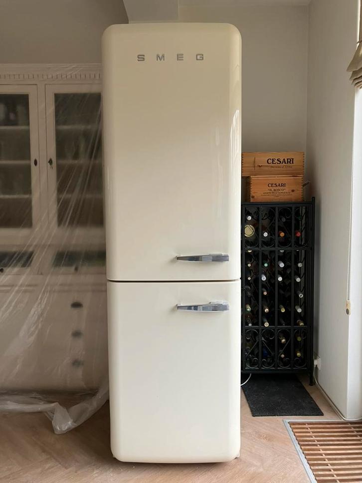 SMEG Koelkast met Vriesvak, Witgoed en Apparatuur, Koelkasten en IJskasten, Zo goed als nieuw, Met aparte vriezer, 200 liter of meer