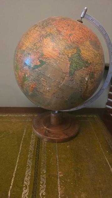 Antieke Globe wereldbol beschikbaar voor biedingen
