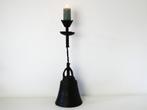 Een decoratieve kandelaar met een voet in klok vorm, Antiek en Kunst, Ophalen of Verzenden