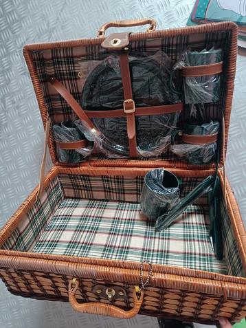 Picknickmand voor 4 personen  beschikbaar voor biedingen