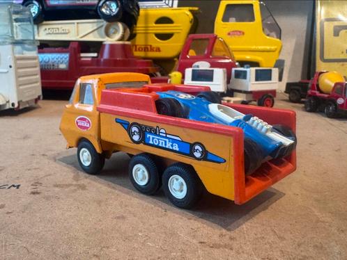 Tonka autotransporter met een raceauto erop, Antiek en Kunst, Antiek | Speelgoed, Ophalen of Verzenden
