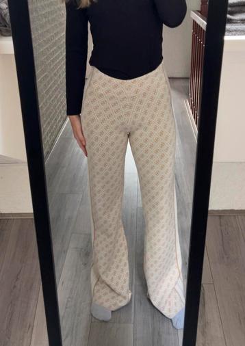 Guess broek beschikbaar voor biedingen
