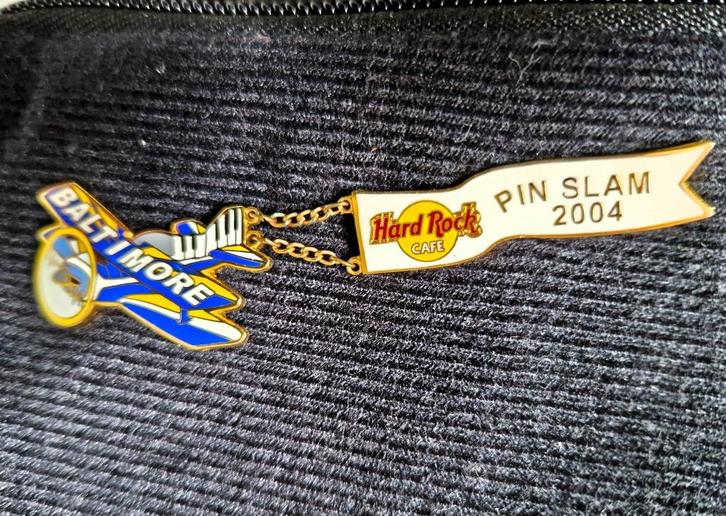 Hard rock cafe Baltimore dubbeldekker vliegtuig pin 2004!, Verzamelen, Muziek, Artiesten en Beroemdheden, Zo goed als nieuw, Ophalen of Verzenden