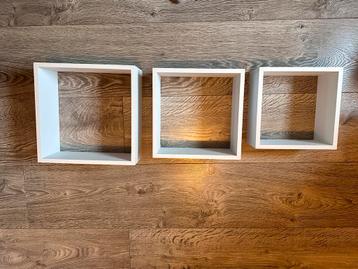 Houten kubussen voor aan de muur beschikbaar voor biedingen