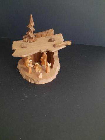 Kerststalletje van hout   beschikbaar voor biedingen