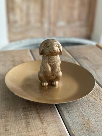 Goud gekleurde metalen schaal met haasje / konijntje.  beschikbaar voor biedingen