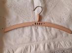 Oud houten " Baby "  kledinghanger - kledinghangertje, Kinderen en Baby's, Overige Kinderen en Baby's, Ophalen of Verzenden