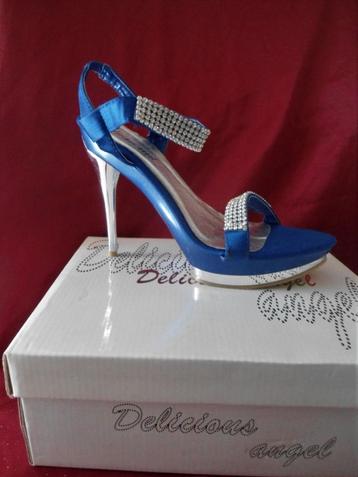 Satijnstoffen open stiletto pump met zilvertinten mt 38 beschikbaar voor biedingen