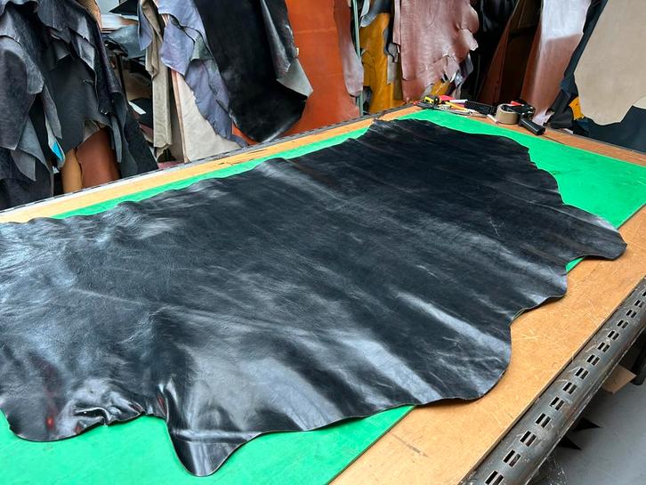 Zwarte patina-vintage leer lap 1.5mm dik iets stug&glad A11, Hobby en Vrije tijd, Stoffen en Lappen, Zo goed als nieuw, Leer of Kunstleer