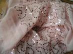 roze sjaal met pailletten nr CC 92, Kleding | Dames, Mutsen, Sjaals en Handschoenen, Sjaal, Zo goed als nieuw, Verzenden