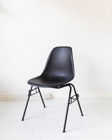 zwart vintage kuipstoeltje beschikbaar voor biedingen