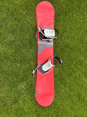 Snowboard met bindingen en tas beschikbaar voor biedingen