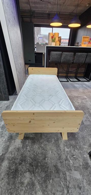 Fris en mooi kinderbed /  matrasmaat 90x180cm / ZGAN beschikbaar voor biedingen