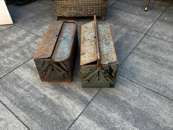 Twee metalen gereedschapskisten beschikbaar voor biedingen