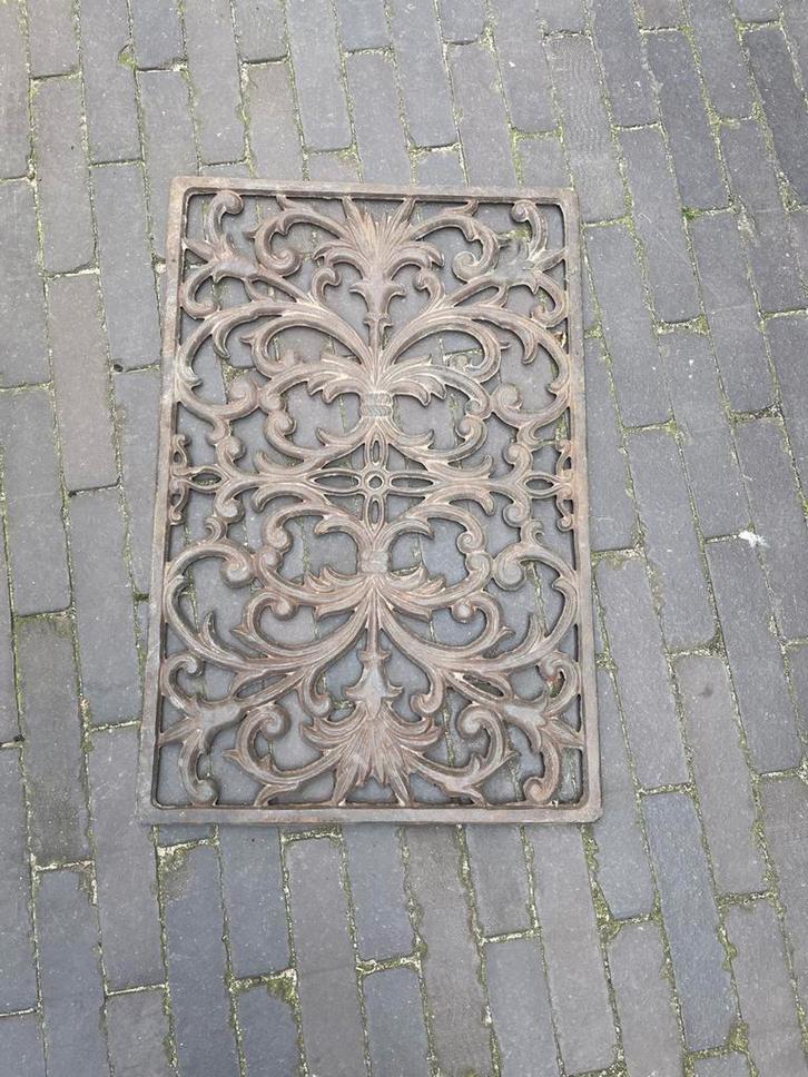 Chique én praktisch: barok gietijzeren voetenveger, Tuin en Terras, Deurmatten, Gebruikt, Gietijzer, Droogloopmat, Schoonloopmat