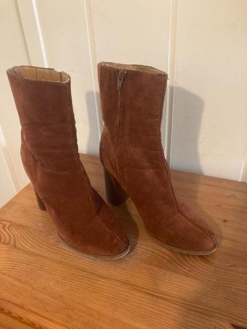 Bruine suede leren laarsjes met hak van Mango, maat 39 beschikbaar voor biedingen