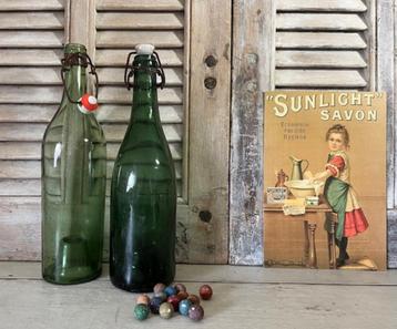 Antieke Franse lichtgroene beugeldop fles met ziel beschikbaar voor biedingen
