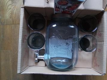 Glazen waterkaraf of jar met kraantje met 4 glazen beschikbaar voor biedingen