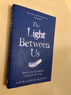 The Light Between Us - Laura Lynne Jackson, Boeken, Esoterie en Spiritualiteit, Ophalen of Verzenden, Zo goed als nieuw, Ziel of Sterfelijkheid