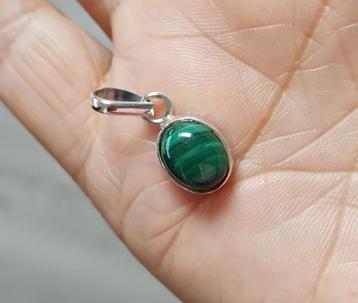 zilveren hanger met natuurlijke Malachiet steen beschikbaar voor biedingen