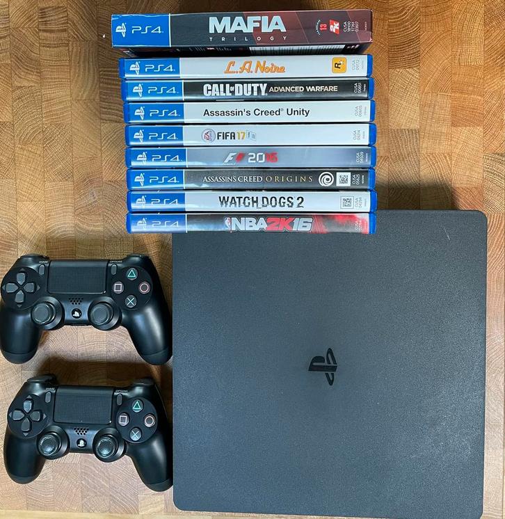 Playstation 4 (Slim, 500GB) met twee controllers en 11 games, Spelcomputers en Games, Spelcomputers | Sony PlayStation 4, Zo goed als nieuw