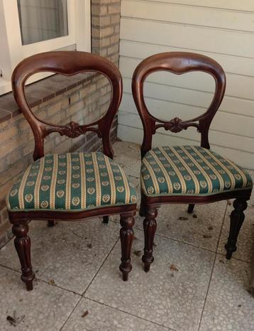 2 mooie houten stoelen.