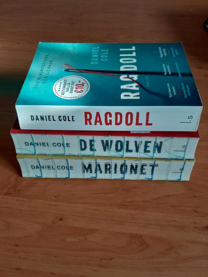 3x Daniel Cole, Boeken, Thrillers, Gelezen, Ophalen of Verzenden