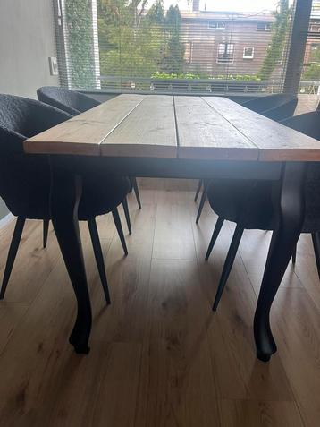 Houten eettafel met zwarte poten
