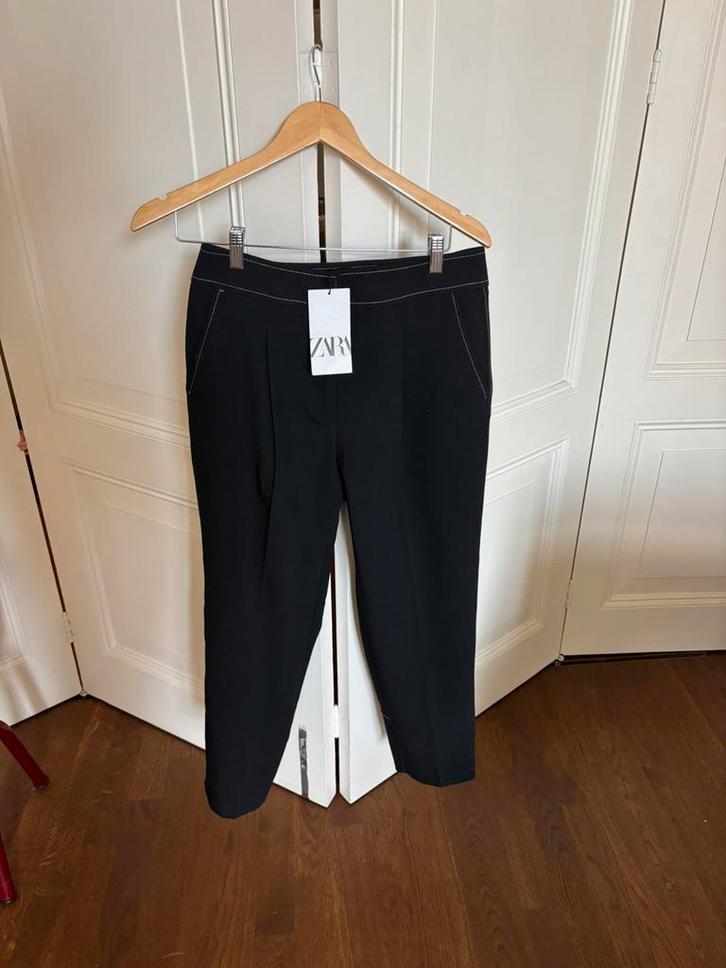 Zara zwarte chino, nette pantalon, witte stiksels, maat S/M, Kleding | Dames, Broeken en Pantalons, Zo goed als nieuw, Maat 38/40 (M)