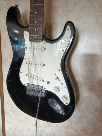 Twee electrische gitaren Alden en Caliber Stratocaster  beschikbaar voor biedingen
