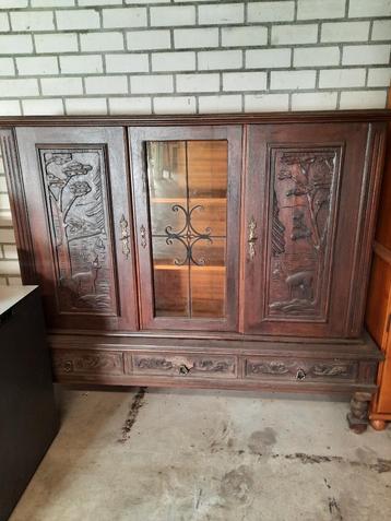 houten kast bieden. beschikbaar voor biedingen