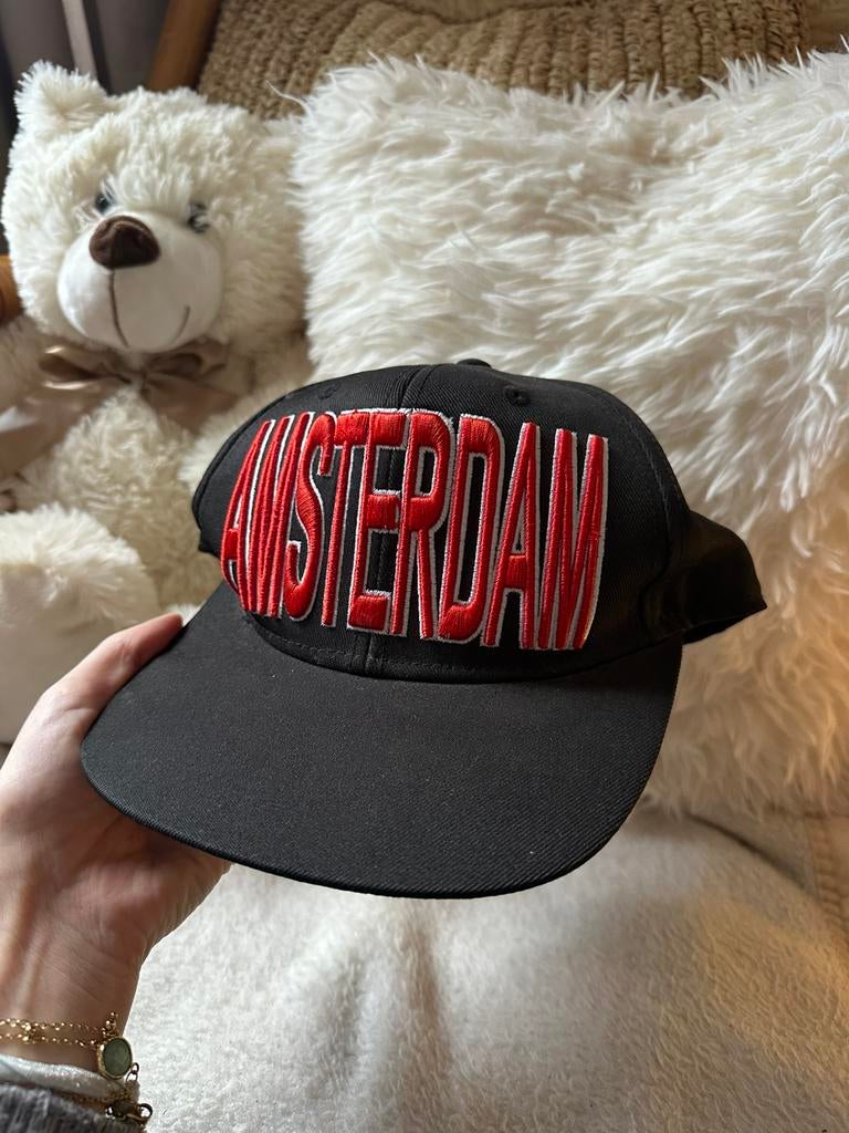 Stoere zwarte snapback cap voor echte Amsterdam-liefhebbers, Ophalen of Verzenden, Zo goed als nieuw