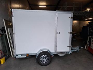 Gesloten Hapert Motor aanhanger beschikbaar voor biedingen