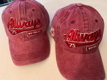 VINTAGE BASEBALL CAPS 2 STUKS WIJN ROOD beschikbaar voor biedingen