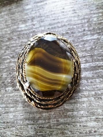 Oude sfinx broche met porphyry steen. beschikbaar voor biedingen