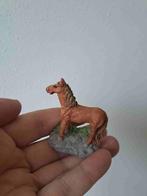 Klein staand paard van kunsthars 4.5x3x6cm, Ophalen of Verzenden, Zo goed als nieuw, Paard, Beeldje of Figuurtje