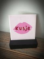 Tekst tegel "Kusje" teksttegel met spreuk, Ophalen of Verzenden, Nieuw