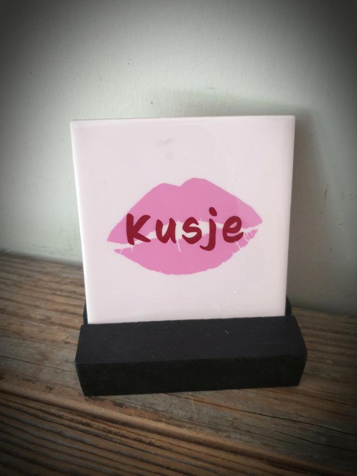 Tekst tegel "Kusje" teksttegel met spreuk, Huis en Inrichting, Woonaccessoires | Tekstborden en Spreuken, Nieuw, Ophalen of Verzenden