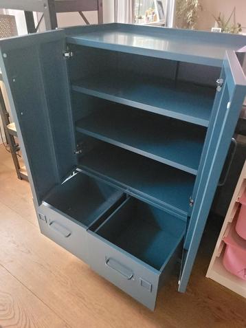 Ikea Idasen Blauwe metalen kast met deuren en lades beschikbaar voor biedingen