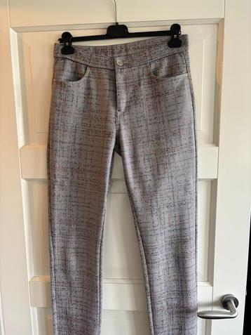 Mooie nette grijze broek met blauw/roze/okergele bewerking beschikbaar voor biedingen