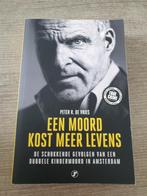 Een moord kost meer levens peter r de vries misdaad, Boeken, Ophalen of Verzenden, Gelezen